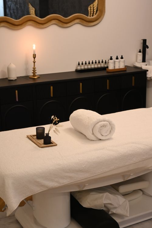 A large massage bed in an aromatic room. 